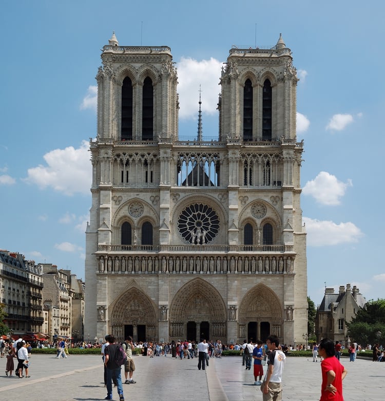 A distancia, se la ve impecable, pero la Catedral de París necesita reparaciones urgentes