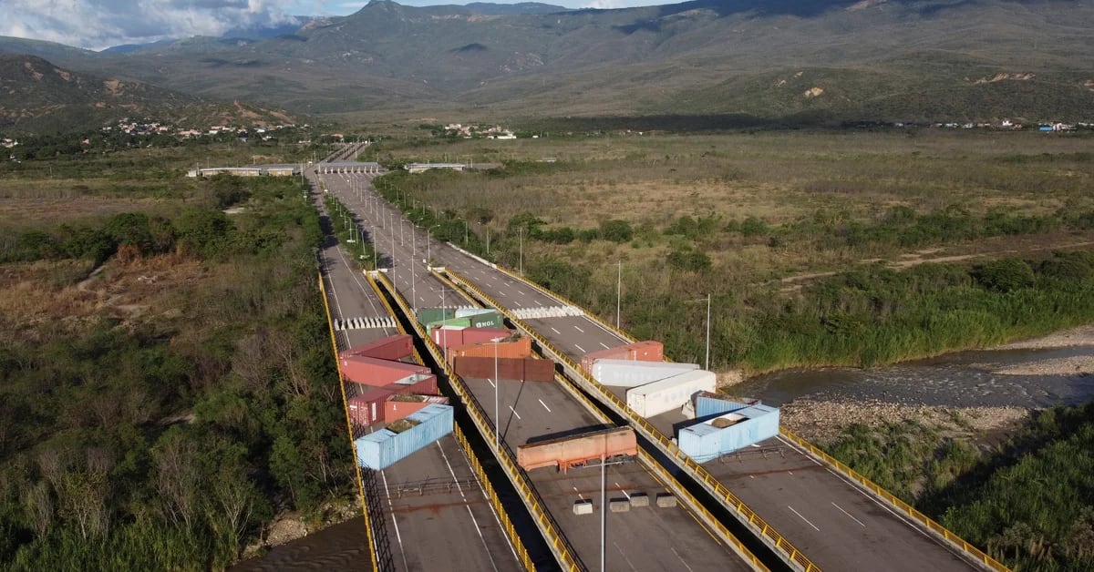 In 2019, Maduro ordered the removal of containers from the Tinditas Bridge, blocking the delivery of humanitarian aid.