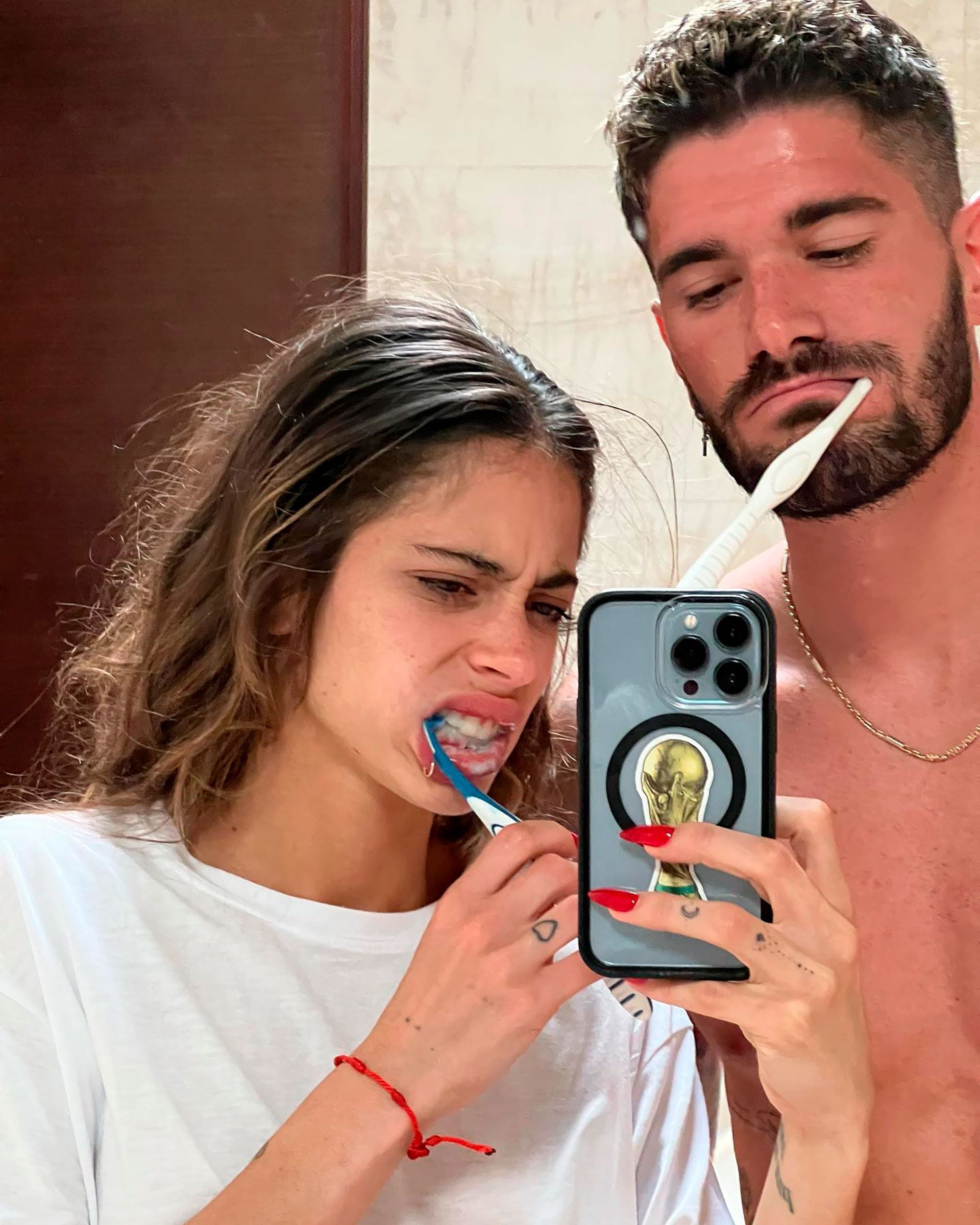 Tini Stoessel y Rodrigo de Paul en una foto cotidiana (Instagram)