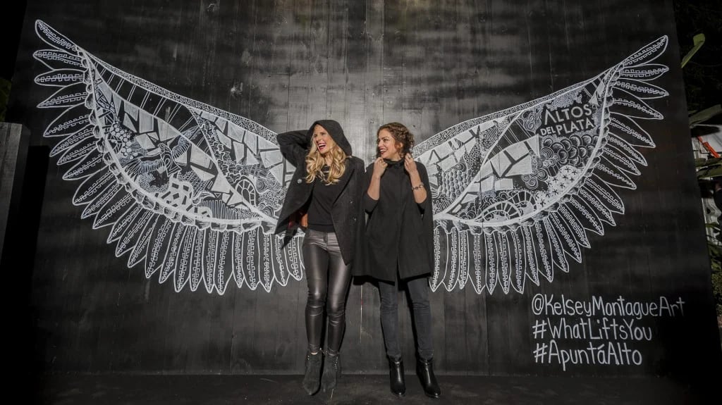 Julieta Cardinali y Dolores Fonzi posan con las alas de Kelsey en Altos del Plata