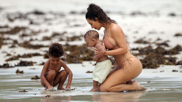 Kim Kardashian con sus hijos en la playa (Grosby Group)