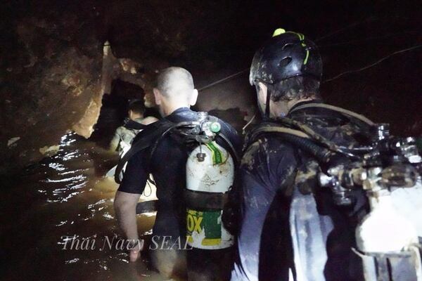 Los buzos durante las operaciones de rescate (Thai Navy Seals)