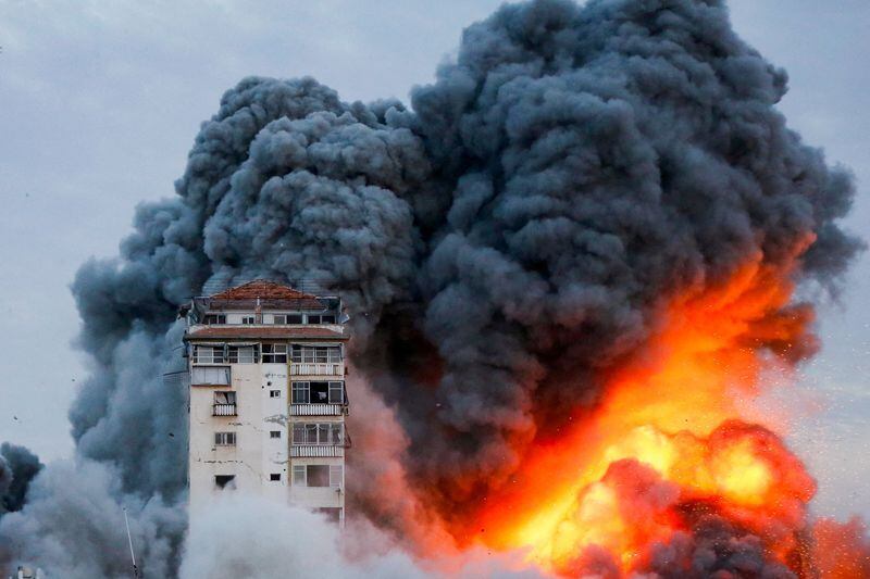 Humo y llamas. El contrataque de la aviación israelí dejó destruido el edificio más emblemático de Gaza. (REUTERS/Ashraf Amra)