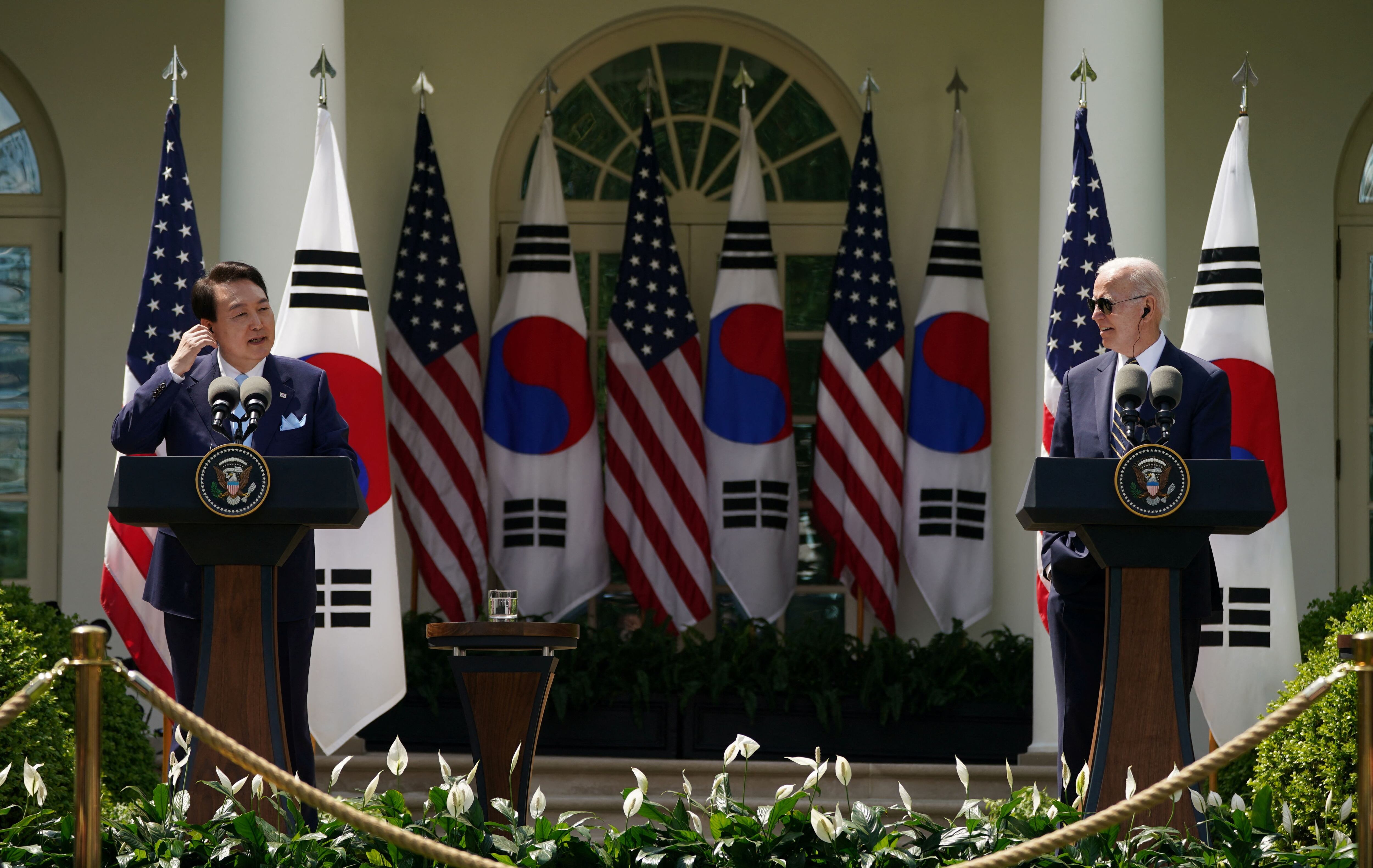 El presidente de Corea del Sur, Yoon Suk Yeol, en una rueda de prensa conjunta con el presidente de EEUU, Joe Biden, en el Jardín de las Rosas de la Casa Blanca en Washington el 26 de abril de 2023 (REUTERS/Kevin Lamarque)