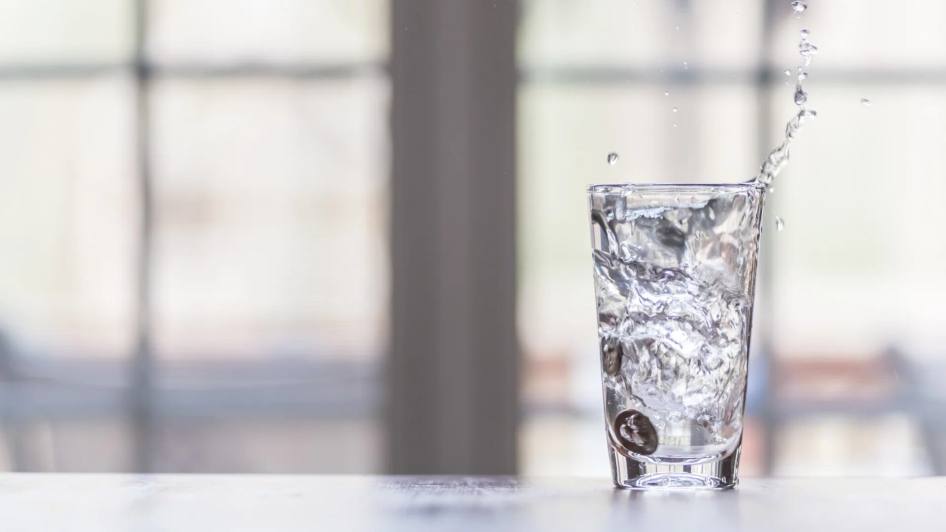Beber agua adecuadamente puede ayudar a mantener un metabolismo más saludable (Getty)