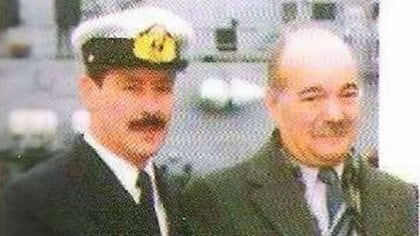 Gastada y borrosa por los años, esta es la única foto que el suboficial Ramón Barrionuevo tiene junto al capitán Héctor Bonzo