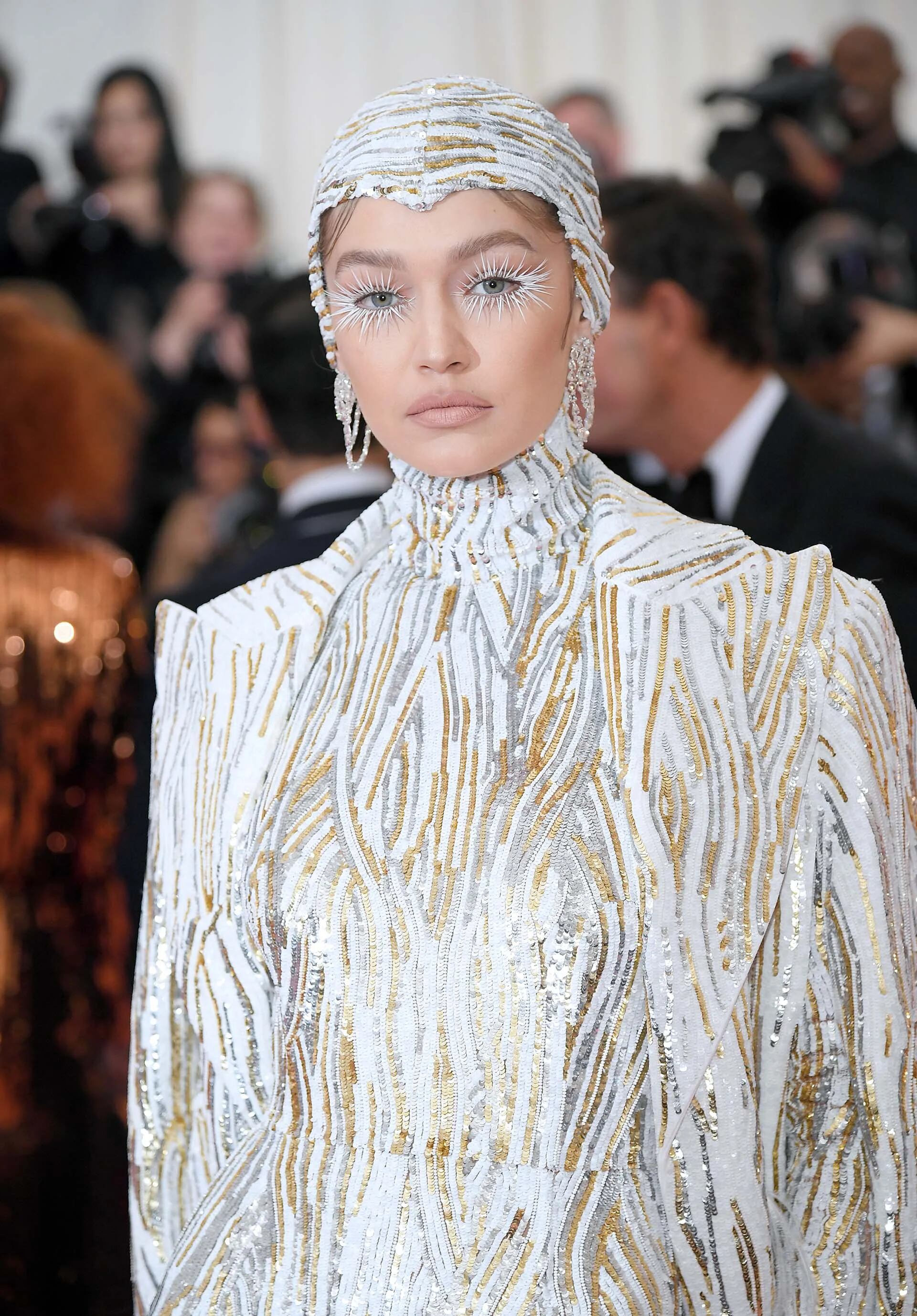 Blanco, dorado y plateado para la supermodelo Gigi Hadid. El diseñador Michael Kors fue quien ideó el conjunto de lentejuelas