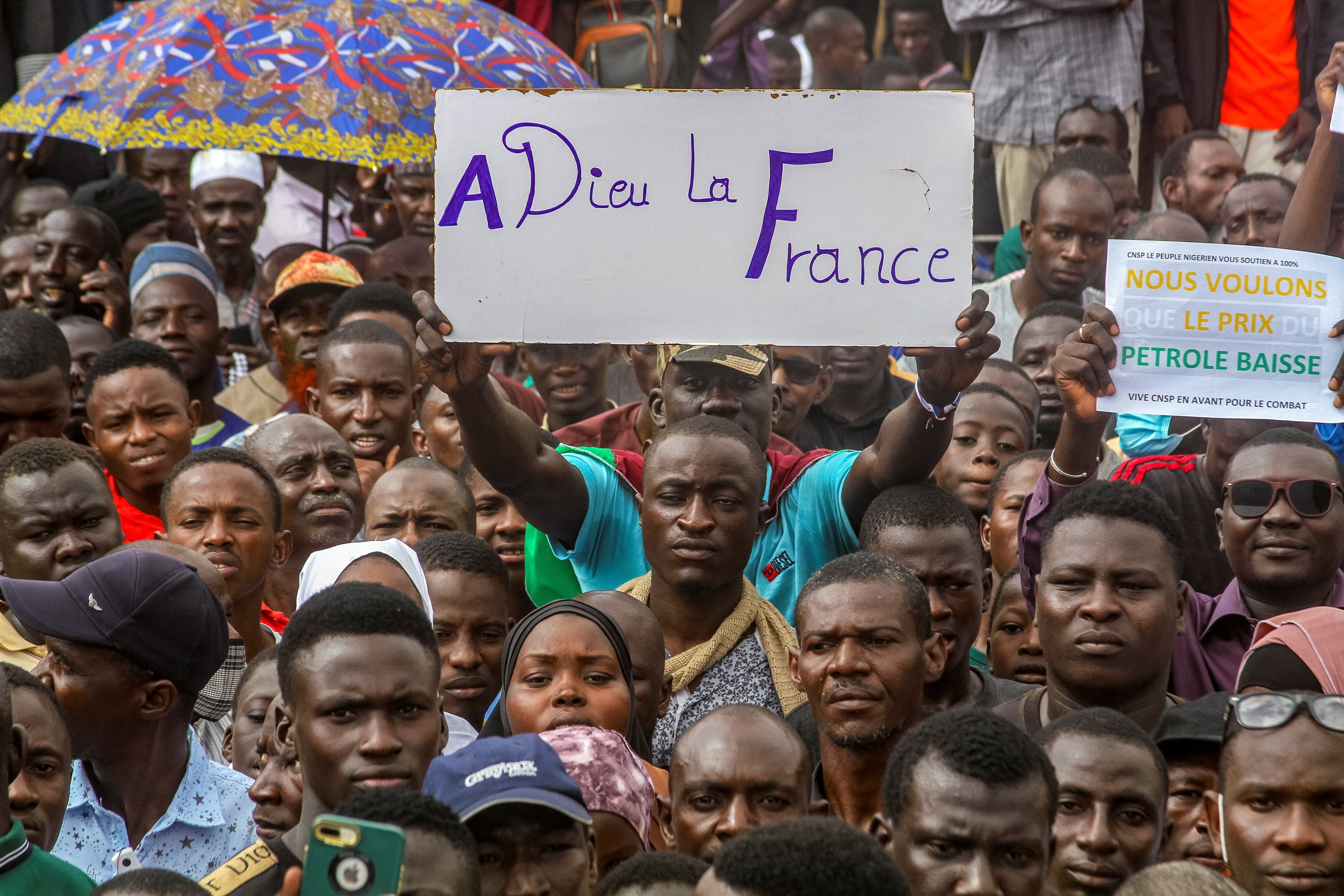 Los manifestantes en favor del golpe de estado en Niamey muestran un cartel en el que le dan el adiós a Francia. (REUTERS/Mahamadou Hamidou)