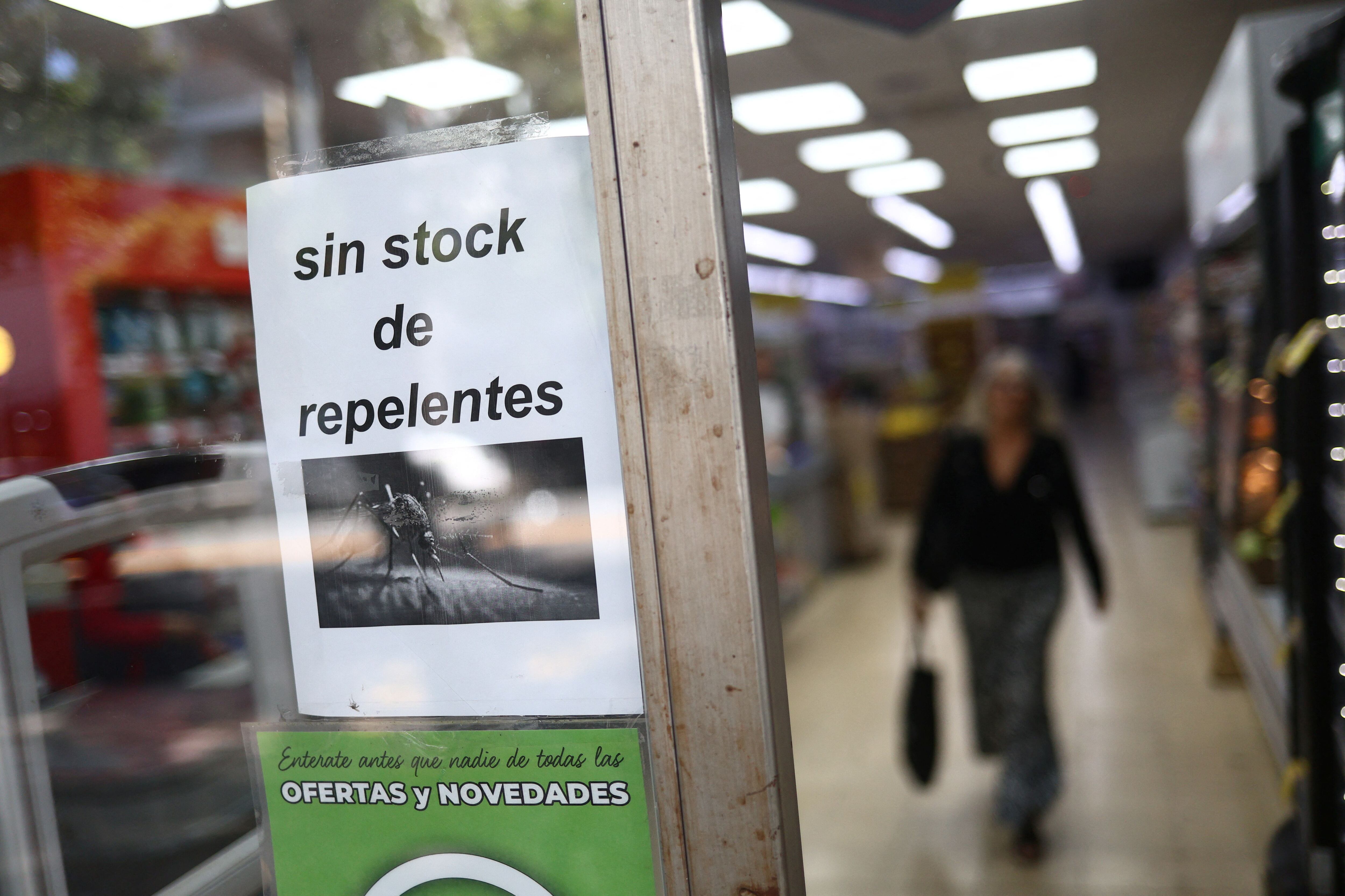 En los comercios es casi imposible encontrar repelente (Reuters)