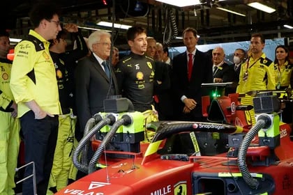 El año pasado en Monza, con motivo de la celebración de los 75 años de la Scuderia, se reunieron Charles Leclerc, John Elkann y el presidente de Italia, Sergio Mattarella (REUTERS/Ciro De Luca)