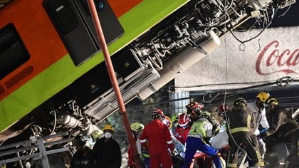 Los rescatistas retiran un cuerpo de un vagón de tren después de que una línea elevada de metro colapsara en la Ciudad de México el 4 de mayo de 2021 (Foto de PEDRO PARDO / AFP).