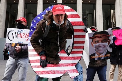 Un grupo de activistas de la teoría conspirativa de Qanon durante una manifestación en favor de la cadena de televisión de derecha Fox News. REUTERS/Carlo Allegri