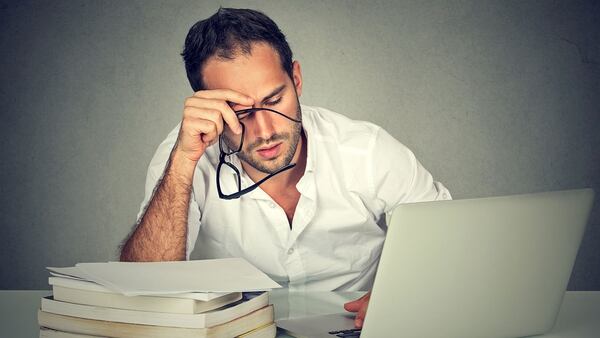 Es necesario identificar los síntomas de estrés laboral de manera prematura para su correcto abordaje (Getty)