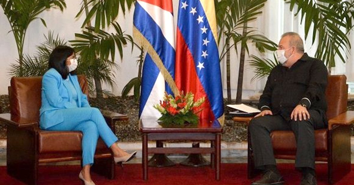 Nicolás Maduro sent Delcy Rodriguez to Cuba to negotiate a common strategy to avoid international sanctions