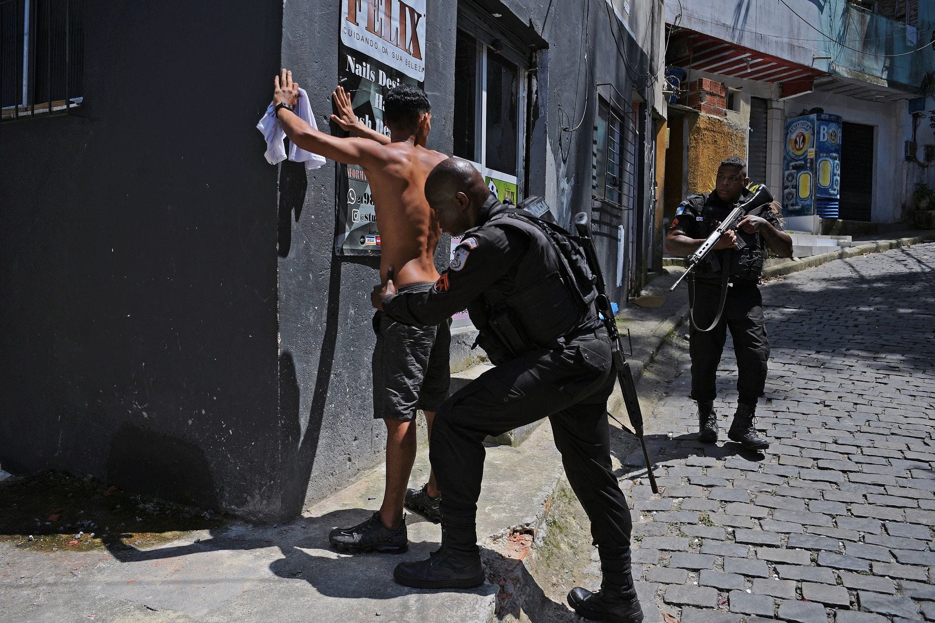 Las fuerzas de seguridad de Brasil buscan hacer frente a la expansión de organizaciones criminales en el país (CARL DE SOUZA / AFP)