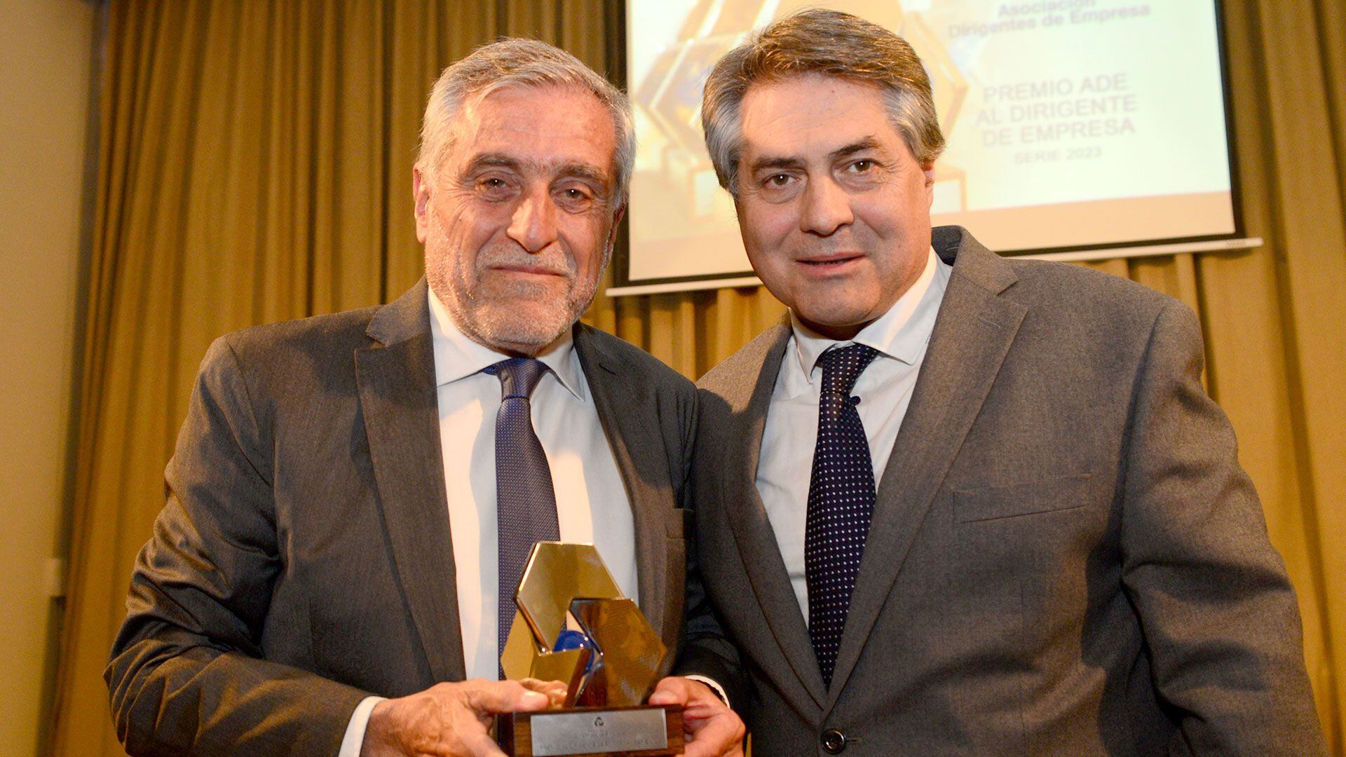 José Zuccardi (Familia Zuccardi) recibió su distinción de manos de Gastón O'Donnell, rector de UCES y jurado del Premio ADE
