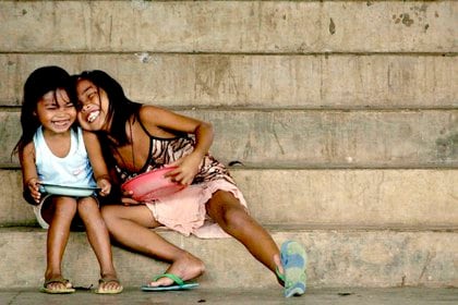 Pasar buenos ratos con amigos o familia incrementa la felicidad, demostró la ciencia Foto: (EFE/Archivo)
