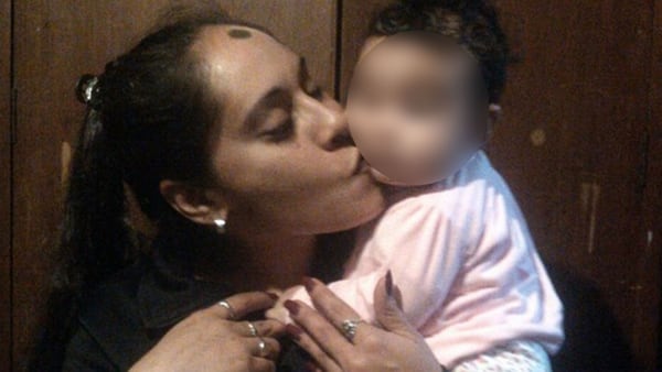 Celia Sosa en foto familiar, con un bebé de su familia.
