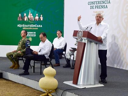 López Obrador dijo que los profesionales de la salud priorizan "salvar vidas" en una pandemia que ya ha dejado más de 105,00 contagios y 12,500 muertes antes que atender estas tareas burocráticas. (Foto: EFE/Presidencia de México)
