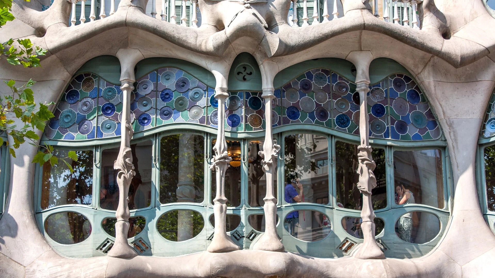 Casa Batlló fue diseñada por Gaudí para un adinerado aristócrata de Barcelona. Los primeros pisos eran para el propietario y los pisos superiores estaban destinados al alquiler. Ahora funciona como museo.