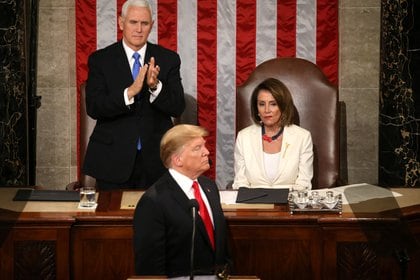 File foto: Nancy Pelosi il 5 febbraio 2019 con il vicepresidente Mike Pence e il presidente Donald Trump durante il secondo discorso sullo stato dell'Unione del presidente repubblicano alla Camera dei rappresentanti a Capitol Hill (Reuters / Lea Meles)