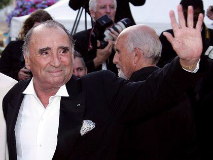 Fotografía tomada en mayo de 2006 en la que se registró al actor francés Claude Brasseur (i), durante la edición 59 edición del Festival de Cine de Cannes, en Cannes (Francia). Brasseur murió este martes a los 84 años. EFE/Christophe Karaba/Archivo 