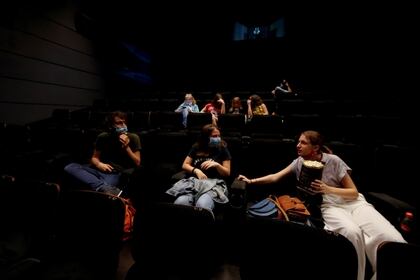 Personas en un cine en Roma (REUTERS/Yara Nardi)