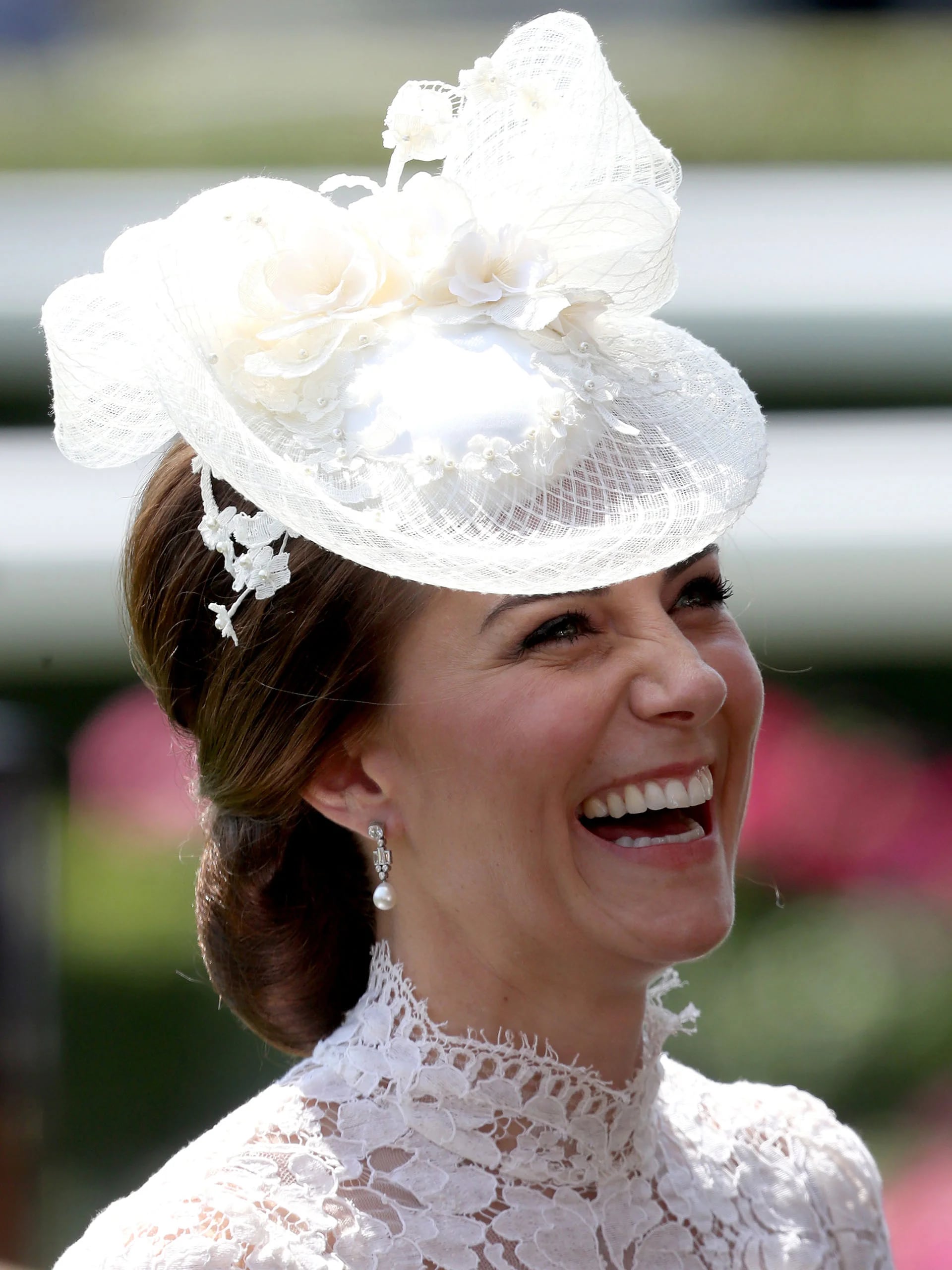 Kate Middelton, la duquesa de Cambridge, elige un look similar al que llevó el año pasado en este mismo evento. Se trata de un vestido de encaje blanco de Alexander McQueen, que combinó con un elegante tocado a juego (Getty Image)