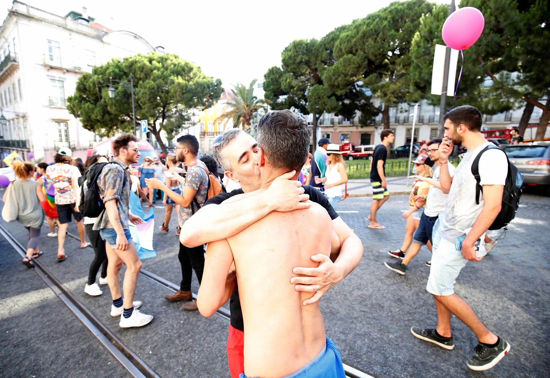 Manifestantes se besan durante el desfile de orgullo gay en el centro de Lisboa, Portugal