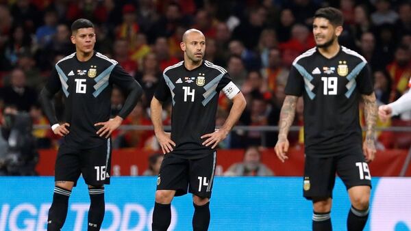 Pese a quedar marcados por la derrota ante España,  Javier Mascherano y Éver Banega son fijas para Jorge Sampaoli (Reuters)