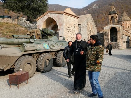 Hovhannés Hovhannisián, abad de Dadivank y párroco de Kalbajar, intentó salvar los objetos del monasterio de Dadivank. (REUTERS/Stringer)