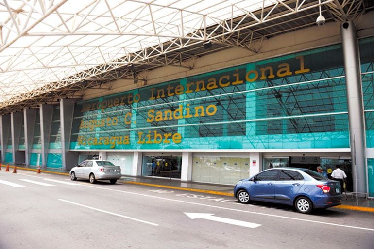 Los retenidos se enteran generalmente hasta que ya estan a punto de viajar que tienen prohibida la salida del país. En la imagen, el aeropuerto de Managua. (Foto archivo)