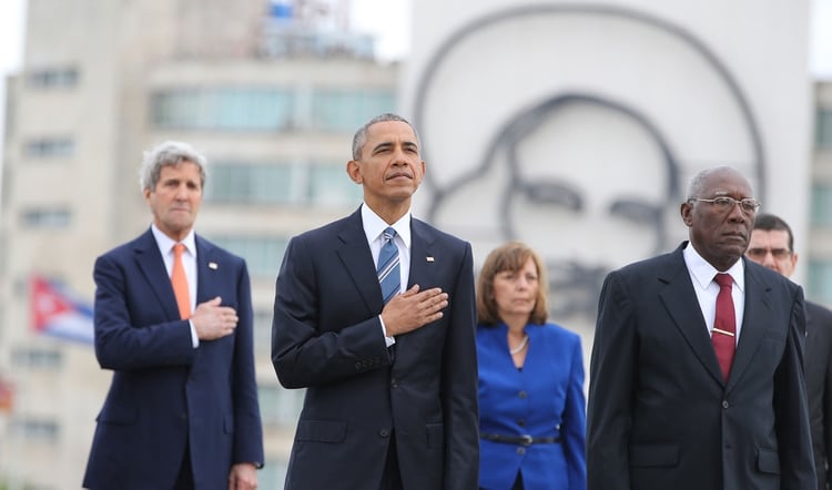 El presidente Barack Obama y el secretario de Estado John Kerry, escuchan el himno nacional de EEUU durante una ceremonia en el monumento a José Martí en la Plaza de la Revolución en La Habana, Cuba, el 21 de marzo de 2016. A la derecha está Salvador Valdés, vicepresidente del Consejo de Estado de Cuba (AP)