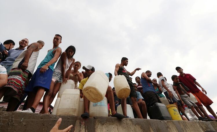 Miles de caraqueños tuvieron que hacer largas filas para conseguir algo de agua durante los apagones de las últimas semanas