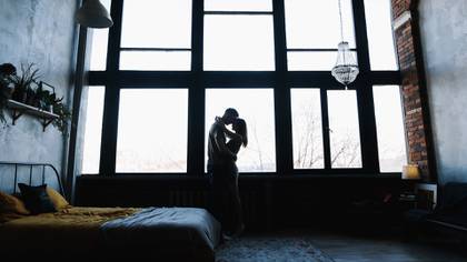 En Nueva York, Los Ãngeles y otras ciudades de los Estados Unidos, los funcionarios recomendaron la masturbaciÃ³n y sugirieron evitar el contacto sexual con personas en otros hogares (Shutterstock)