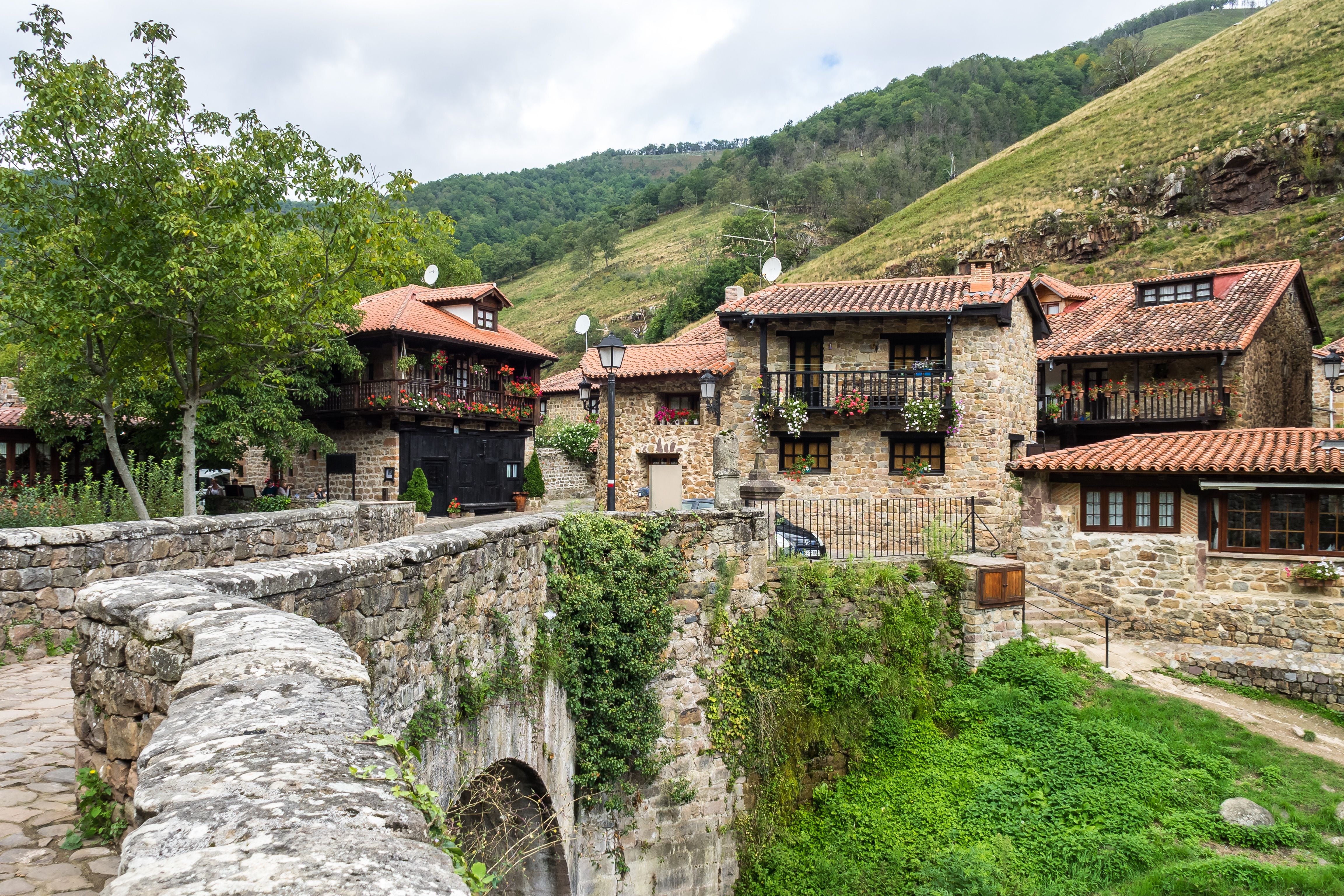 El mejor cocido montañés de todo Cantabria se come en un mágico pueblo en  el corazón de un Parque Natural - Infobae