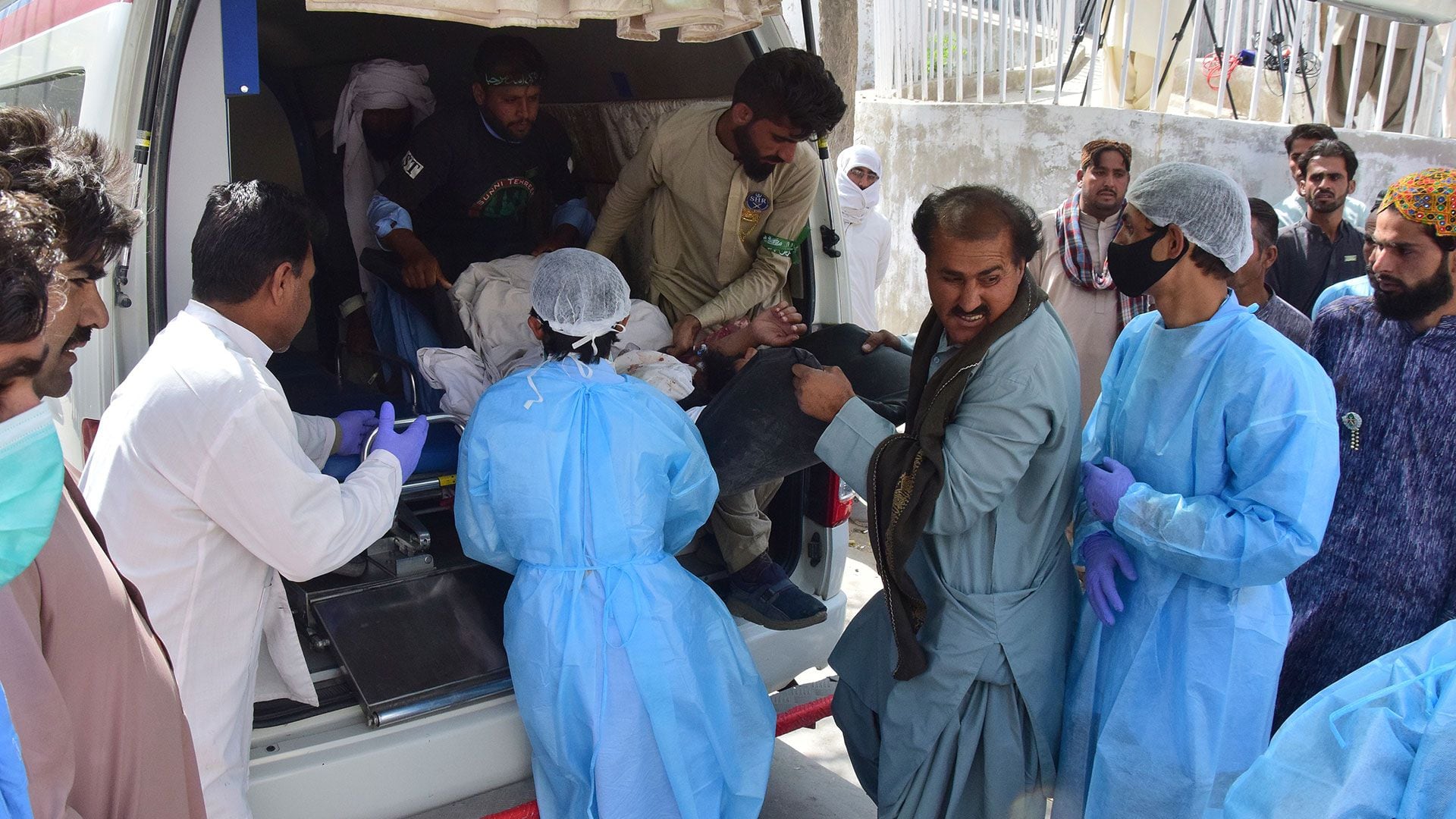 Paramédicos y voluntarios llevan a una víctima herida por la explosión de una bomba a su llegada a un hospital, en Quetta, Pakistán, viernes 29 de septiembre de 2023 (AP/Arshad Butt)