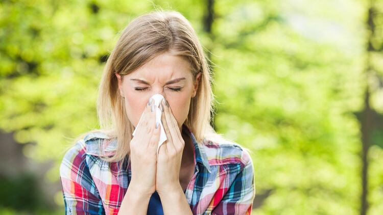 En esta época del año en particular, se recomienda usar anteojos para reducir el contacto del polen con los ojos (Shutterstock)