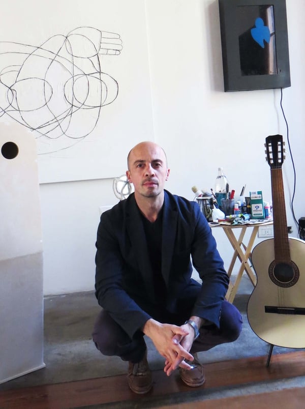 En abril, Matías comenzó a tomar clases con Max Ciogli (41), artista, pintor y compositor italiano que desde hace un año, con su método único en el mundo, enseña música a personas con discapacidad cognitiva