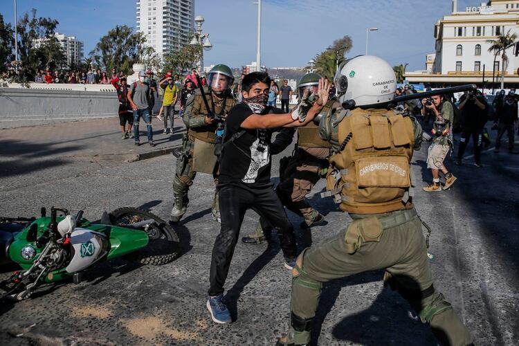 Carabineros enfrentándonse a manifestantes (JAVIER TORRES / AFP)