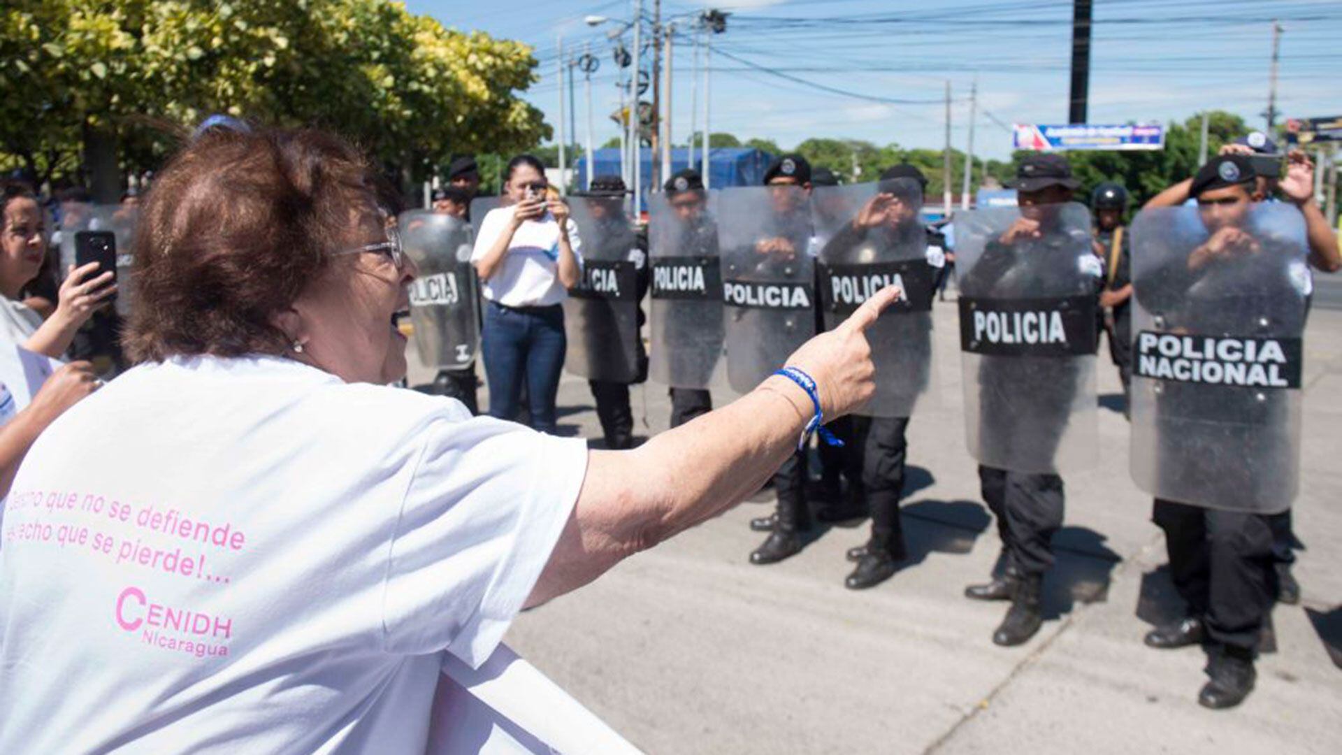 La doctora Vilma Núñez, presidenta del Centro Nicaragüense de Derechos Humanos (CENIDH) encara a policías que reprimen una actividad opositora.  (Foto cortesía La Prensa)