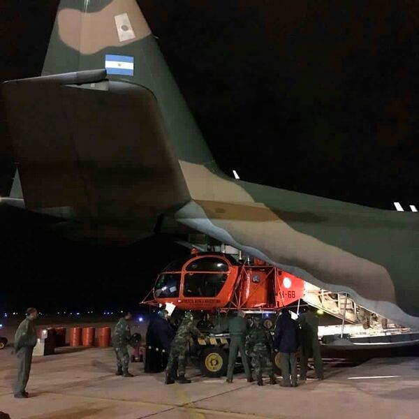 Uno de los dos helicÃ³pteros Lama es ingresado en el HÃ©rcules que lo transportÃ³ desde Mendoza a Catamarca