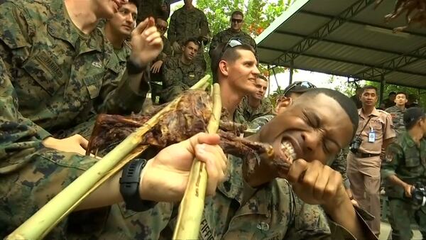 Un soldado come un poco de mono gibón asado (Reuters)