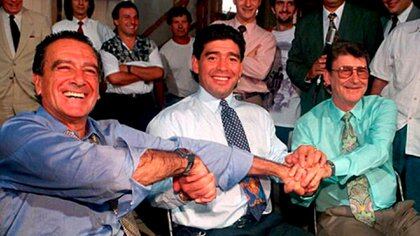 Maradona en 1994 acompañado por el empresario Eduardo Eurnekian y Juan De Stefano, presidente de la Racing hasta 1995