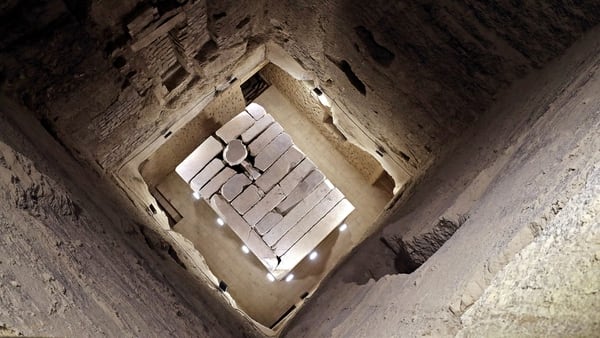 Las autoridades egipcias inauguraron la famosa pirámide escalonada de Djoser, una de las primeras construidas en la antigua historia antigua, después de años de renovación (AFP)