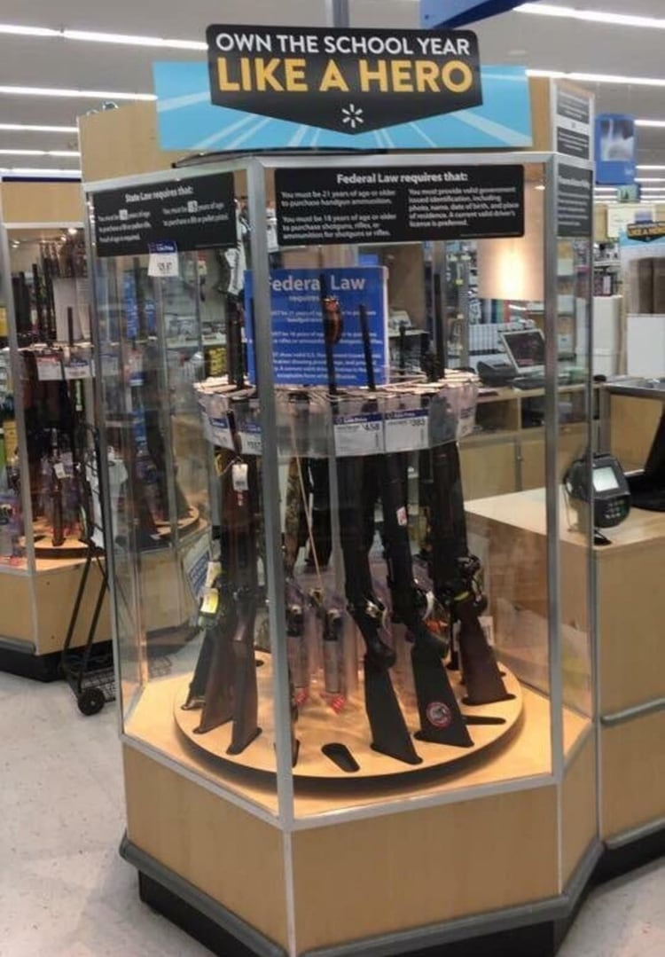 Rifles a la venta en un local de Walmart