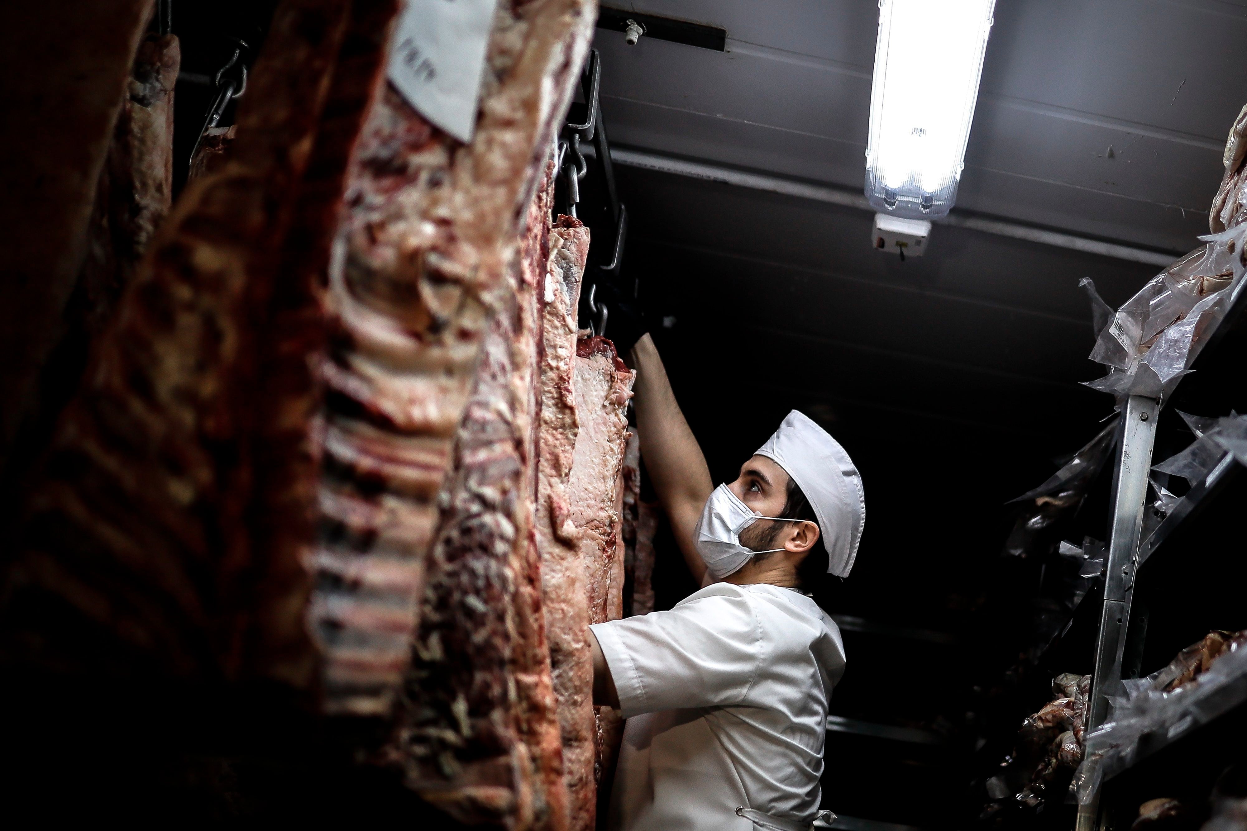 Otra de las particularidades y contrasentidos de cómo se toman medidas en la Argentina, es el caso de las exportaciones de carne bovina, porque se las penaliza con retenciones y cupo (EFE)
