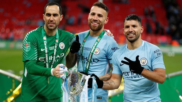 Claudio Bravo, Nicolás Otamendi y Serguio Agüero con la Copa de la Liga conseguida hace unos meses (Reuters)