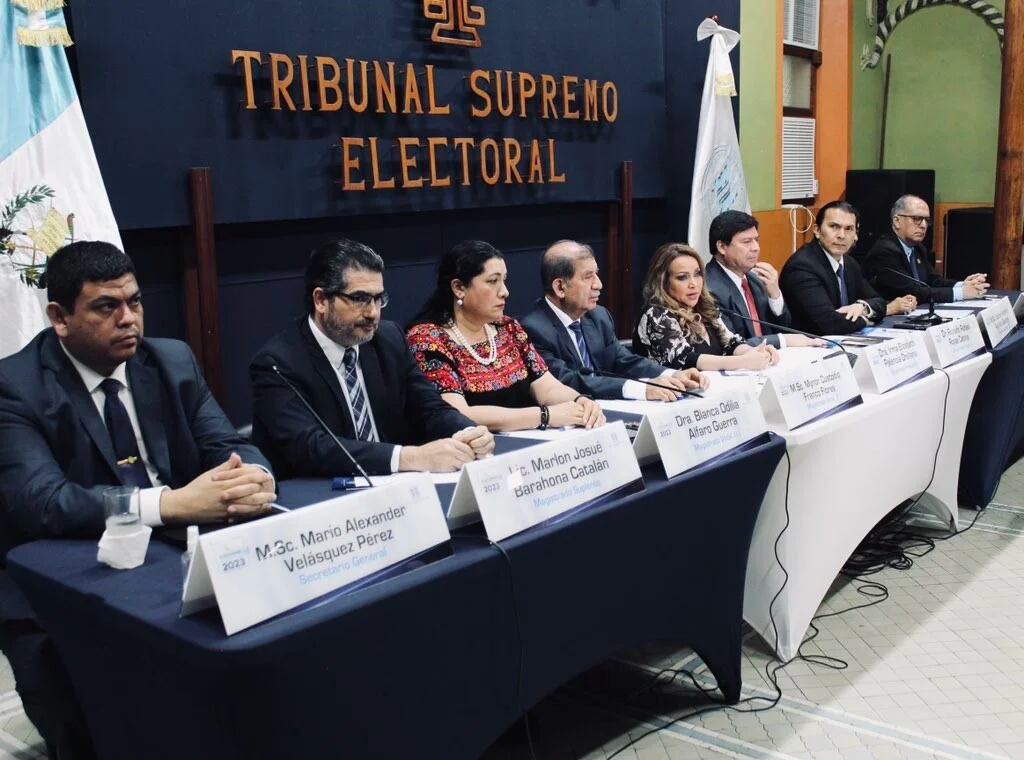 La Justicia de Guatemala ordenó al Tribunal Supremo Electoral garantizar la transparencia en el conteo de votos