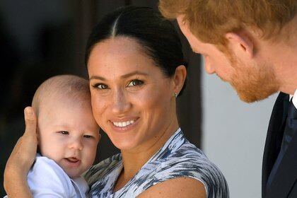 Harry con su esposa e hijo Archie, nacido en mayo de 2019, durante una visita oficial a Sudáfrica en septiembre pasado (Reuters)